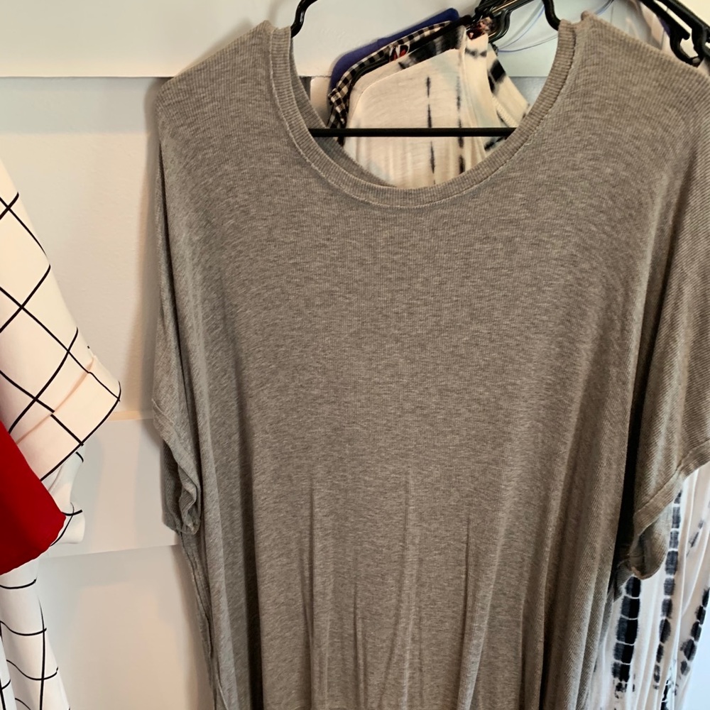 Gray ribbed short sleeve tee shirt